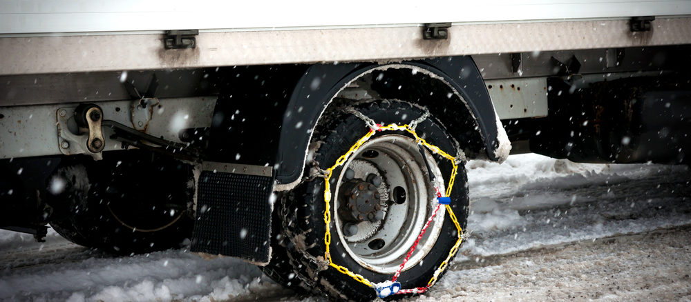 LKW mit Schneeketten