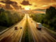 Autobahn mit LKW bei Sonnenuntergang