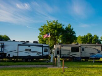 Wohnmobile auf einem Campingplatz