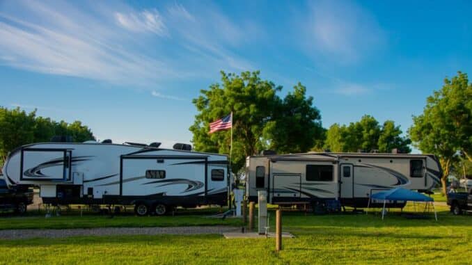 Wohnmobile auf einem Campingplatz