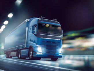 LKW auf einer Straße bei Nacht