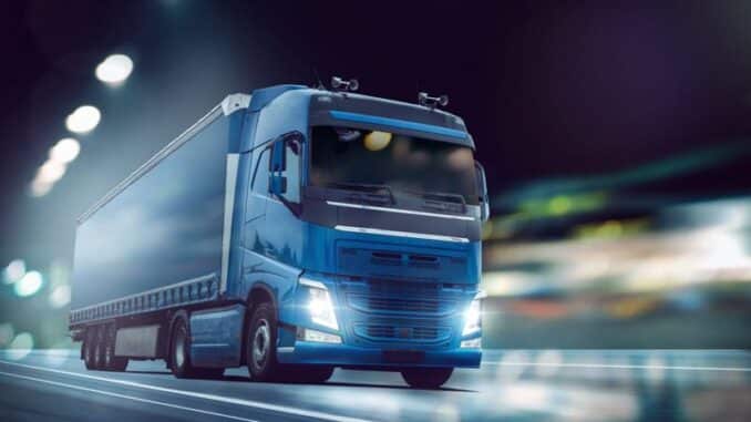 LKW auf einer Straße bei Nacht
